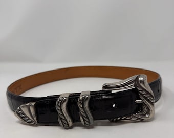 Cinto vintage ONYX 19403 em couro preto, tamanho 28, marcado com 1993, fivela prateada dos anos 90.