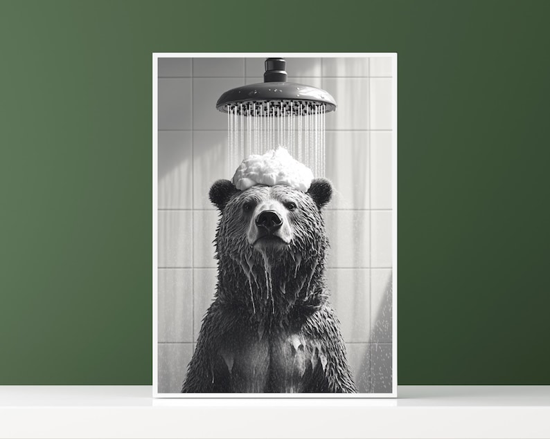 Op de afbeelding: Een zwart-witfoto van een beer die doucht. De beer staat in een douchecabine met water en zeepbellen die over zijn hoofd stromen. De beer heeft een serieuze uitdrukking op zijn gezicht.