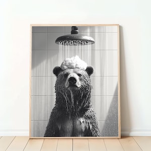 Bär im Regen – Hyperrealistisches Schwarz-Weiß-Foto mit Regendusche | Digitale Wanddekoration für Badezimmer & Wohnzimmer