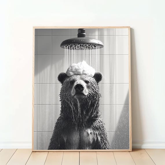 Bär im Regen – Hyperrealistisches Schwarz-Weiß-Foto mit Regendusche | Digitale Wanddekoration für Badezimmer & Wohnzimmer