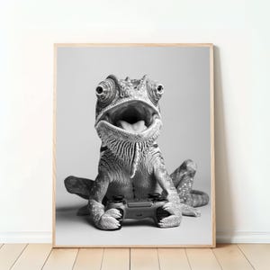Funny Chameleon Poster – “Chameleon with Controller,” Digital Download, Gamer Gift, Humorous Animal Art, Wall Decor for Gaming Rooms