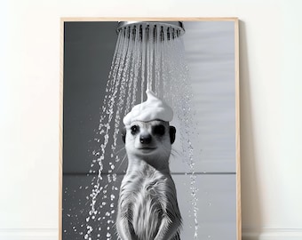 Grappige Meerkat foto – “Meerkat in de douche”, humoristische dierenkunst, digitale download, wanddecoratie voor de badkamer