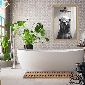 Op de afbeelding: Een zwart-witfoto van een beer die doucht in een badkamer met een wit bad en een groene plant in een pot. De tekst "Crazy Funky Animals" staat onderaan de afbeelding.