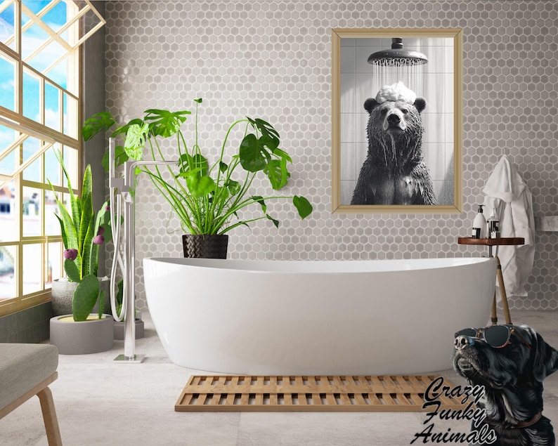 Op de afbeelding: Een zwart-witfoto van een beer die doucht in een badkamer met een wit bad en een groene plant in een pot. De tekst "Crazy Funky Animals" staat onderaan de afbeelding.