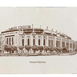 Op de afbeelding: Een sepia-getinte schets van Yankee Stadium, een groot honkbalstadion. De naam van het stadion staat in grote letters bovenaan. De afbeelding bevat bomen en de tekst "Yankee Stadium" onderaan.