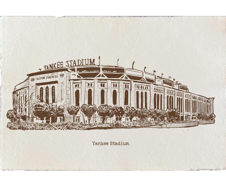 Op de afbeelding: Een sepia-getinte schets van Yankee Stadium, een groot honkbalstadion. De naam van het stadion staat in grote letters bovenaan. De afbeelding bevat bomen en de tekst "Yankee Stadium" onderaan.