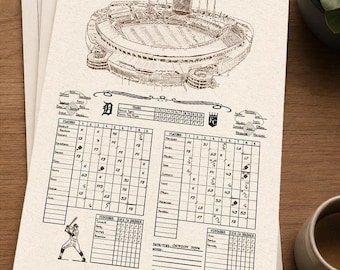 Op de afbeelding: Een stapel crèmekleurige honkbalscorekaarten. Het bovenste vel bevat een gedetailleerde pen- en inkttekening van een honkbalstadion en een scorekaart met spelersstatistieken. Onderaan is een honkbalspeler afgebeeld.