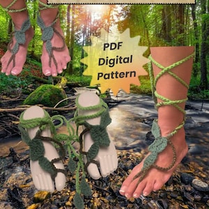 Puede incluir: Sandalias descalzas de ganchillo en tonos verdes y marrones, con diseño de hojas. Las sandalias se muestran en un pie y un pie de maniquí, con el texto "Woodland (Crochet) Barefoot Sandals" y "PDF Digital Pattern".