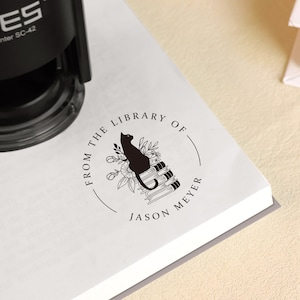 Personalisierter Buchstempel/Stempel nach Buchvorlage/Aus der Bibliothek von Buchpräger/Ex Libris Stempel/Geschenk für Buchliebhaber/Geschenk für Katzenliebhaber