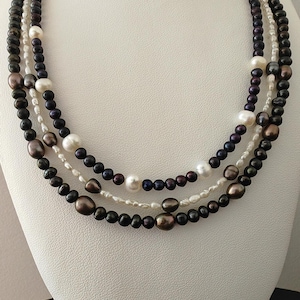Fine necklace made of freshwater pearls, two-tone delicate necklace, pearl necklace in white/grey, freshwater pearl necklace, handmade jewelry, gift