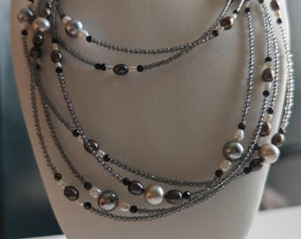Gioielli delicati. Collana raffinata con perle d'acqua dolce. Collana lunga. Collana grigia. Regalo per la mamma. Collana a due fili in grigio e bianco.