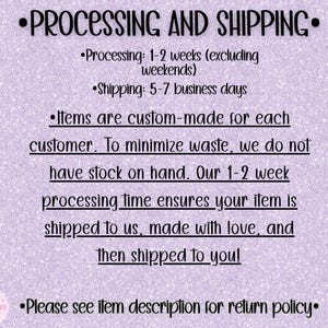 Puede incluir: Texto sobre un fondo morado con texto blanco que dice: "PROCESSING AND SHIPPING. Processing: 1-2 semanas (excluyendo fines de semana) Shipping: 5-7 d&iacute;as h&aacute;biles Los art&iacute;culos est&aacute;n hechos a medida para cada cliente. Para minimizar el desperdicio, no tenemos stock en mano. Nuestro tiempo de procesamiento de 1-2 semanas asegura que su art&iacute;culo se env&iacute;e a nosotros, hecho con amor, y luego se env&iacute;e a usted! Por favor, consulte la descripci&oacute;n del art&iacute;culo para la pol&iacute;tica de devoluci&oacute;n."