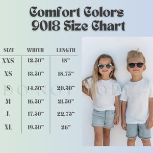 Puede incluir: Una tabla de tallas Comfort Colors 9018 con medidas en pulgadas. La tabla enumera las tallas XXS a XL, con las medidas de ancho y largo correspondientes. Dos ni&ntilde;os con camisetas blancas y gafas de sol est&aacute;n en la imagen.