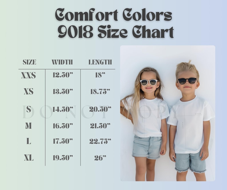 Puede incluir: Una tabla de tallas Comfort Colors 9018 con medidas en pulgadas. La tabla enumera las tallas XXS a XL, con las medidas de ancho y largo correspondientes. Dos ni&ntilde;os con camisetas blancas y gafas de sol est&aacute;n en la imagen.
