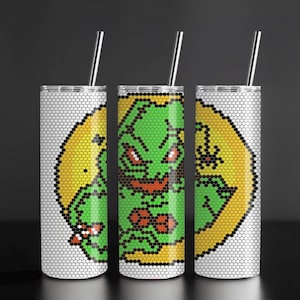 Puede incluir: Tres vasos aislados blancos con pajitas negras. Cada vaso presenta un diseño de monstruo verde pixelado sobre un fondo amarillo. El monstruo tiene ojos rojos y una pajarita. Los vasos están diseñados con un patrón de panal.