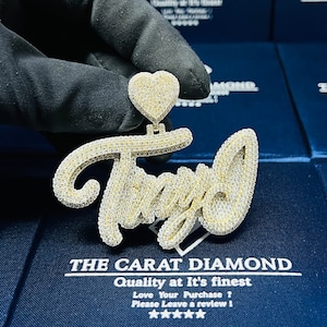 Colgante de letra 'Tiny J' de dos tonos, 2,6"x1,5" con fianza de corazón, moissanita de material plateado/dorado y colgante de laboratorio/diamante natural para hombre