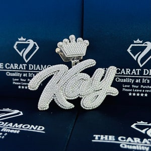 Colgante de letra Iced Out Kay con fianza de corona, 3,0"x2,25", joyería de hip hop personalizada, regalo perfecto, diamantes cultivados en laboratorio de moissanita de oro plateado