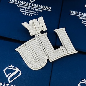 ULI personalizado helado con colgante de carta de fianza personalizada de 3,1"X2,7", colgante de diamantes redondo y baguette, colgante de moissanita/laboratorio/diamante natural