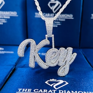Colgante con letra clave helada, joyería personalizada para hombres y mujeres, 2,5"x1,85", moissanita de oro plateado, regalo perfecto