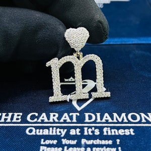 Pingente de letra Iced Out M com fiança de coração | Fiança Personalizada | Prata VVS1 Moissanita | Amuleto de 1,5"x1,20" | Pingente de diamante em ouro prateado