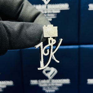 Colgante de letra personalizado de 1 quilate con enganche para cámara, 1,0 x 1,5 pulg., plata, oro, moissanita, laboratorio, diamante natural, joyería unisex para hombres y mujeres