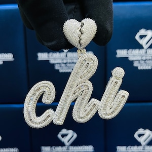 Colgante personalizado con letra Chi helada con enganche de corazón con diamante baguette, 2,5 x 2,5 pulg., plata, oro de 10 quilates, oro de 14 quilates, moissanita, laboratorio, diamante natural