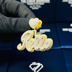 Colgante de letra "Rello" en dos tonos helado, 2,0 x 1,7 pulg. con enganche de corazón, Moissanita plateada, Colgante de laboratorio/diamante natural para hombres