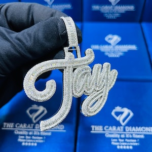 Pingente de carta Iced Out Jay personalizado com diamantes baguette - pingente de moissanite prata e ouro de 3,1" x 2,9" - presente perfeito para qualquer ocasião