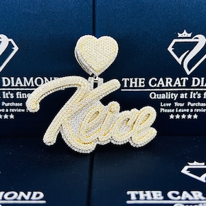 Colgante de letra 'Keice' de dos tonos helado, 2,6"x2,2" con fianza de corazón, moissanita plateada, colgante de laboratorio/diamante natural para hombres