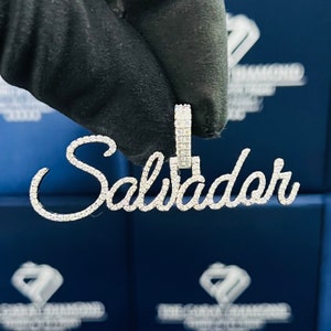 Colgante Salvador con letra cursiva, joyería personalizada para hombres y mujeres, 2.2"x1.0", elegante colgante de plata y oro