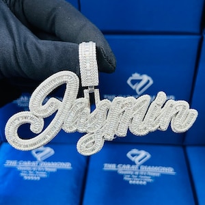 Colgante personalizado con letras de jazmín helado, diamantes baguette, moissanita de oro plateado, collar de 4,0 x 2,7 pulgadas para hombres y mujeres