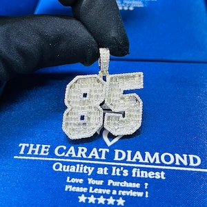 Pingente de letra "85" personalizado Iced Out com diamante baguete | 1,4"X1,3" | Joias de hip hop masculinas e femininas