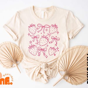 Niedliches Erdbeer-T-Shirt, Sommerbeeren-T-Shirt, Cottagecore-Erdbeer-Shirt, Botanischer Garten-Shirt, Vintage-Beerenästhetik-T-Shirt