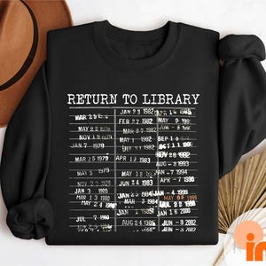 Kehre zur Bibliothek zurück Shirt, Bibliothek Buch Liebhaber T-Shirt, Bücherwurm Geschenk für Sie, Leser Bibliothekar Englisch Lehrer Sweatshirt, Aufgrund Datum T-Shirt
