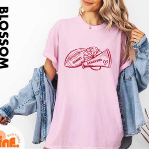 Benutzerdefinierte Fußball Cheer Mom Shirt, Familienspieltag Mutter von Beidem Shirt, Cheer Shirt, Cheer Mom Shirt, Cheer Coach Shirt, High School Fußball-T-Shirt