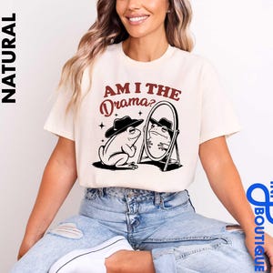 Shirt Am I The Drama, shirt drama kikker, shirt drama liefhebber, shirt drama minnaar, shirt kikker met een hoed, cadeau drama koningin, cadeau beste vriend, shirt grappige kikker, shirt grappige kikker
