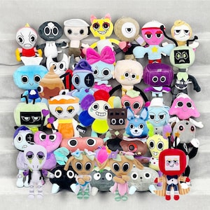 Puede incluir: Una colección de peluches coloridos con varios diseños de personajes. Los peluches presentan diferentes formas, tamaños y expresiones, con detalles como lazos, sombreros y rasgos faciales únicos. Los juguetes están dispuestos sobre una superficie gris claro.