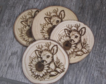 Laser gravierter Hirsch-Sonnenblumen-Untersetzer, rustikaler Holzuntersetzer, Hirsch- und Sonnenblumengeschenk, Natur, Liebhaber-Wohnkultur, Waldhütten-Untersetzer
