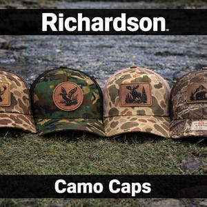 Puede incluir: Cuatro gorras de camuflaje con parches de animales. Las gorras tienen una parte trasera de malla y una visera curva. Los parches presentan un ciervo, un pato, un alce y un oso con un paisaje de montaña. La palabra "Richardson" está en la parte superior y "Camo Caps" en la inferior.