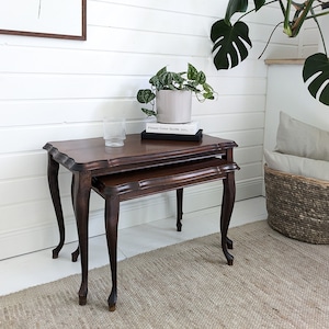 Set di 2 tavolini laterali, tavolini impilabili, panca per fiori vintage rettangolare curva Chippendale di metà secolo, tavolo per fiori, soggiorno