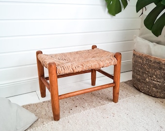 Mid Century Stool Rush Seat Woven Wood Footstool Vintage Rustic Farmhouse Plant Stand Wooden Stool Retro Boho Danish Design Natural Tones