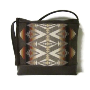 Bolso de hombro, posible bolso cruzado, manta con escudo del Pacífico, tejido de lana de Pendleton Woolen Mills, cuero marrón, inspiración nativa americana.