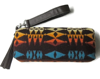 Bolso de mano tipo sobre, de Pendleton Woolen Mills, con correa extraíble de cuero marrón.