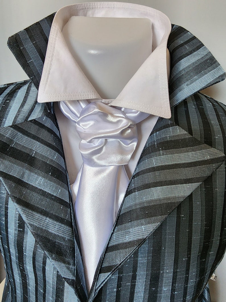 Regency style cravat image 2