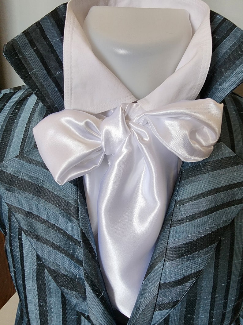 Regency style cravat image 1