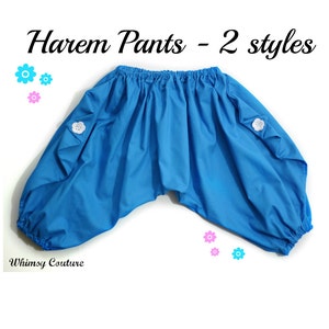 Peut inclure: Un pantalon de harem bleu avec des boutons blancs sur les côtés. Le pantalon est fait d'un tissu doux et confortable et a une coupe ample et fluide.  Harem Pants - 2 styles