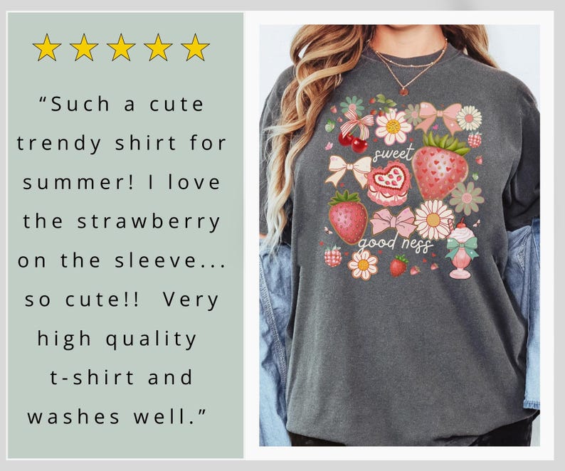 Op de afbeelding: Donkergrijs T-shirt met een aardbeienthema. Het ontwerp bevat aardbeien, strikken, bloemen en de woorden "sweet good ness". Het shirt heeft een ronde hals en korte mouwen.