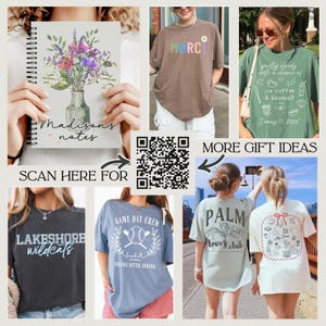 Op de afbeelding: Een collage van cadeau-idee&euml;n, waaronder notitieboekjes en t-shirts. Het notitieboekje heeft een bloemenontwerp en de tekst "Madisons notes". T-shirts tonen de woorden "MERCI", "Lakeshore Wildcats", "Game Day Crew" en "Palm Lover Club".