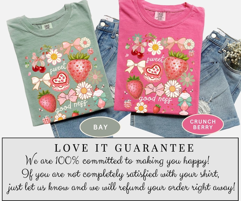 Op de afbeelding: Twee T-shirts, &eacute;&eacute;n saliegroen en &eacute;&eacute;n roze, elk met een aardbei-thema. Het ontwerp bevat aardbeien, strikken, bloemen en de woorden "sweet" en "good ness". De shirts worden gecombineerd met denim shorts.
