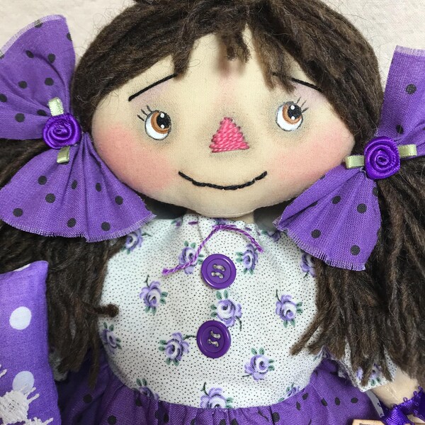 Muñeca de trapo Prim vestida de morado llamada Violeta